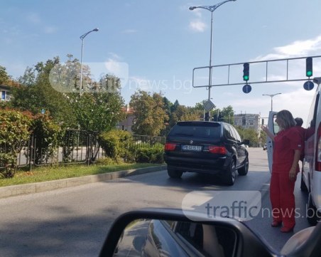 Пловдивчанин се нахвърли с юмруци на жена зад волана, ескортираща линейката на съпруга си СНИМКИ