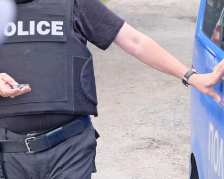 Полицейска обсада цяла нощ в ромската махала в Самоков след тройното убийство