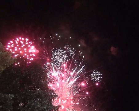 2000 фойерверка озаряват небето на Пловдив! Тържествената заря-проверка започна! СНИМКИ