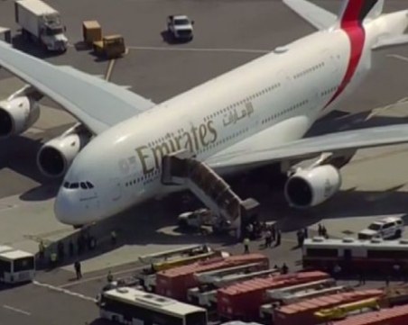 Приеха по спешност 19 души от презокеански полет СНИМКА