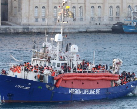 Спасиха повече от 200 мигранти в Средиземно море