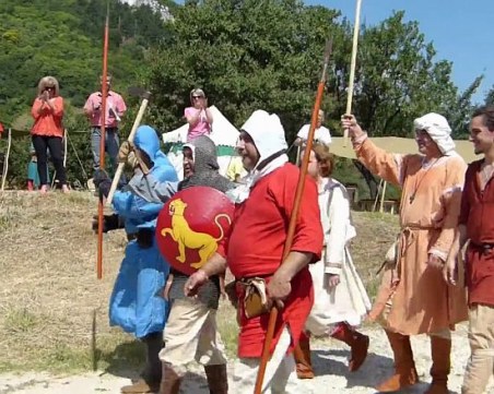 Средновековен панаир пресъздава епични битки в Асеновград