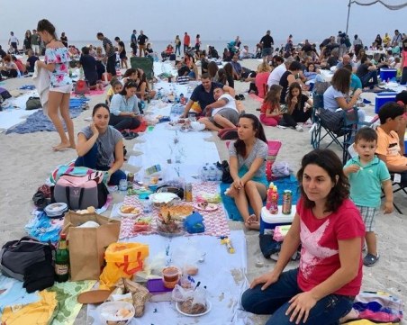 Стотици хора вечеряха на плаж във Варна СНИМКИ