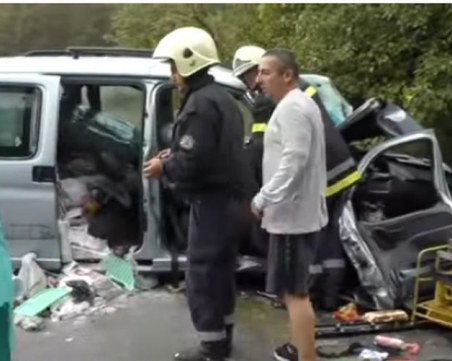 Тежка катастрофа! Режат ламарини, за да изкарат пострадалите ВИДЕО