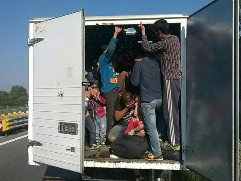 Бежанци дебнат по границите, качват се тайно в български камиони