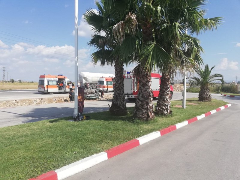 Кола по таван на пътя Пловдив – Асеновград! На място има две линейки и пожарна
