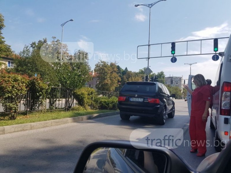 Пловдивчанин се нахвърли с юмруци на жена зад волана, ескортираща линейката на съпруга си СНИМКИ