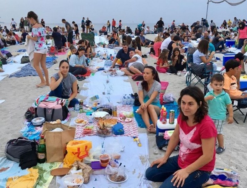 Стотици хора вечеряха на плаж във Варна СНИМКИ