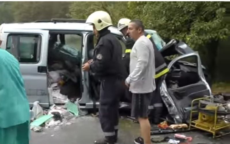 Тежка катастрофа! Режат ламарини, за да изкарат пострадалите ВИДЕО