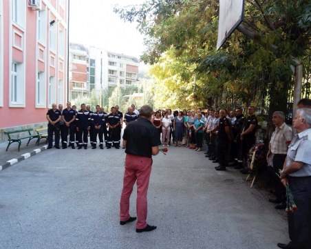 Колеги и близки почетоха паметта на загинал преди 18 години пожарникар СНИМКИ