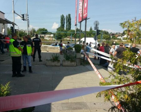 Лек автомобил се вряза във витрината на търговски център