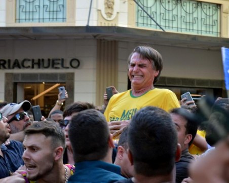 Намушкаха с нож водещия кандидат за президент на Бразилия ВИДЕО