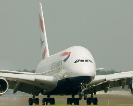 Откраднаха данните на стотици хиляди клиенти на 