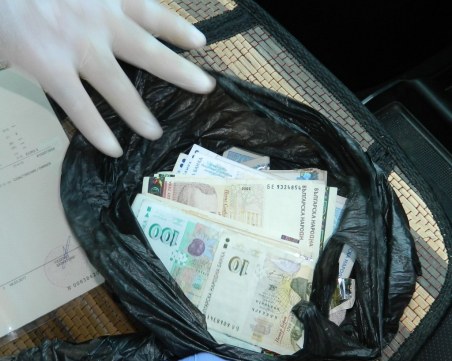 Пловдивчанка хвърли плик с пари и злато от терасата си на фалшив полицай