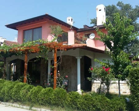 Продават на търг луксозна къща на бизнесмен до Гребната СНИМКИ