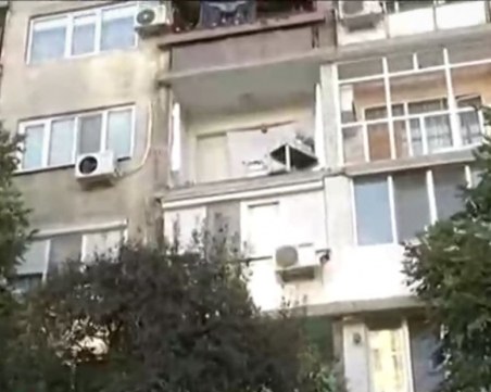 Съседи на жената, паднала с балкона си: Само за два месеца се срутиха три тераси