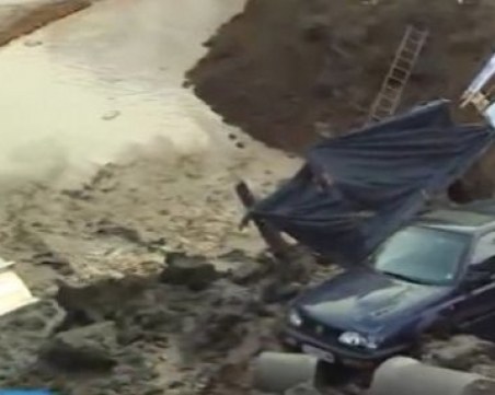 Свлачище, причинено от спукан водопровод, погълна автомобил