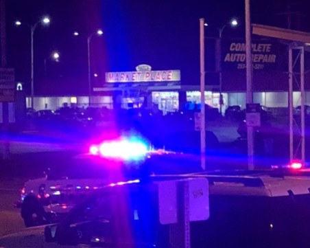 Тежко въоръжен мъж взе заложници във Вашингтон