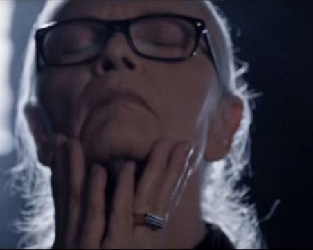 Цветана Манева в клип на Азис! Иконата на БГ киното защитава джендър общността ВИДЕО