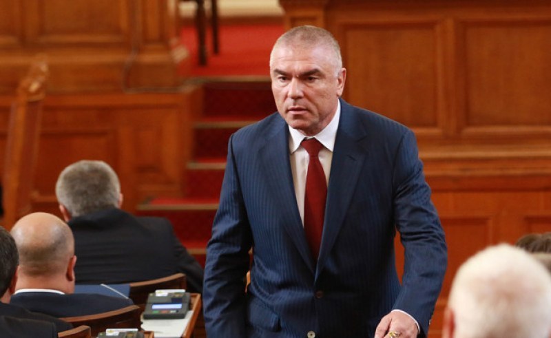 Марешки продава аптеките си, отдава се на политиката