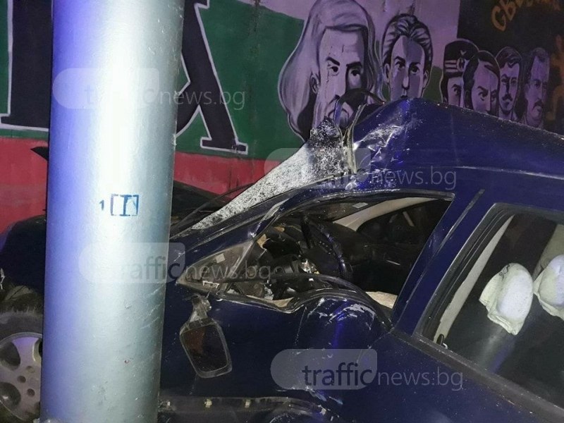 Меле в Пловдив! Кола се заби в стълб, шофьорът е с опасност за живота