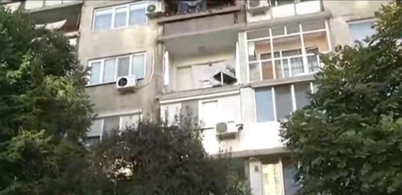 Съседи на жената, паднала с балкона си: Само за два месеца се срутиха три тераси