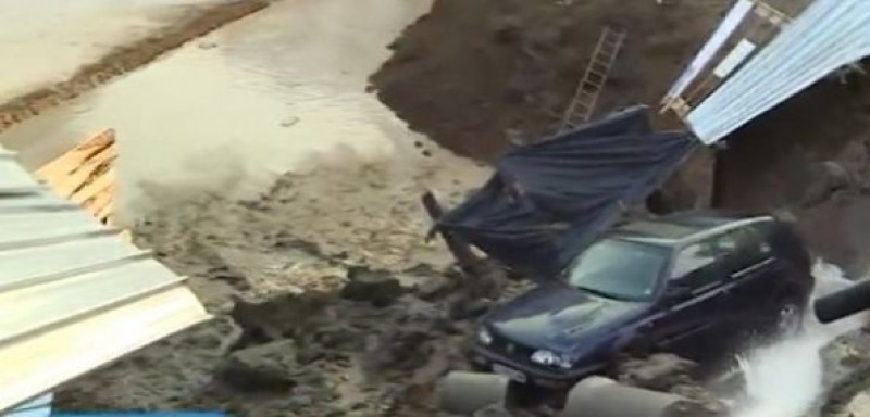 Свлачище, причинено от спукан водопровод, погълна автомобил