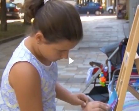 10-годишно дете продава картините си, за да събере пари за ремонт на къщата на баба си и дядо си ВИДЕО