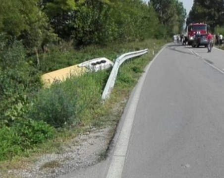 Микробусът с 18 души, блъснат от тир, е паднал в дере! Пътят е затворен