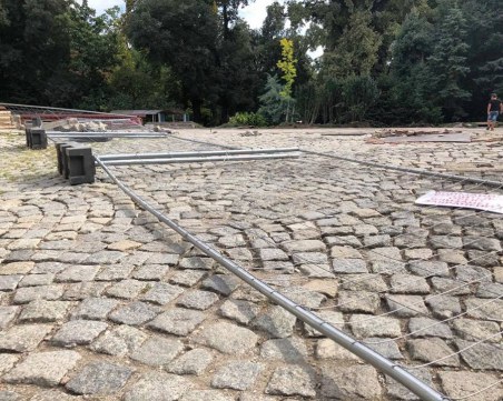 Пловдивчани бутат загражденията на площад 