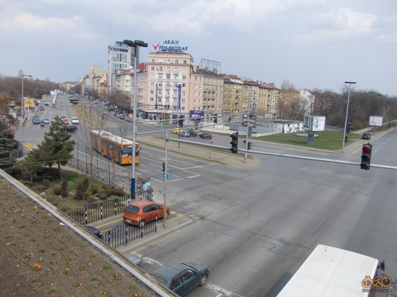 Кола се преобърна до Моста на влюбените