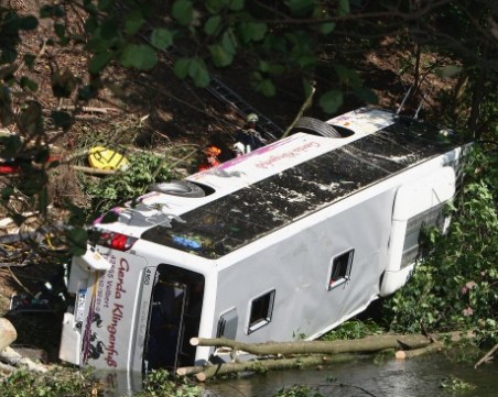 Автобус падна в пропаст! 21 души са загинали