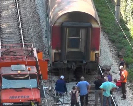 Бързият влак от София за Бургас се разпадна! По чудо няма жертви