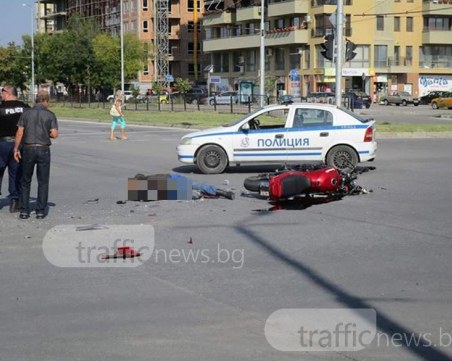 Блъснаха моторист на кръстовището до Форума в Пловдив! Мъжът е мъртъв! СНИМКИ