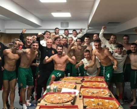 Лъвовете отпразнуваха победата с пица и бира