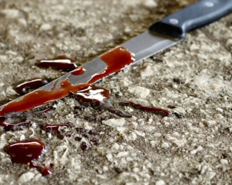 Мъж намушка с нож съпругата си и брат й