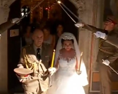 Офицер от Българската армия се ожени с парадна униформа под шпалир от саби в Пловдив