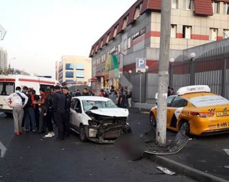 Шофьор умишлено се вряза в група пешеходци в Москва! Има загинал ВИДЕО