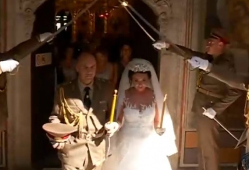 Офицер от Българската армия се ожени с парадна униформа под шпалир от саби в Пловдив