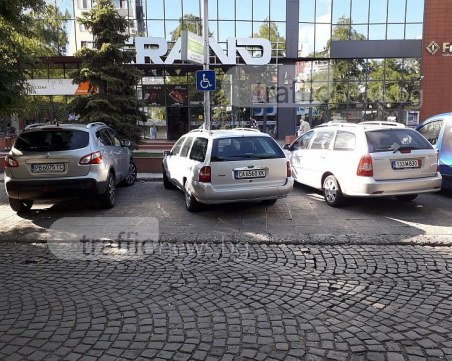 Абсурд: Инвалидно паркомясто на ул 