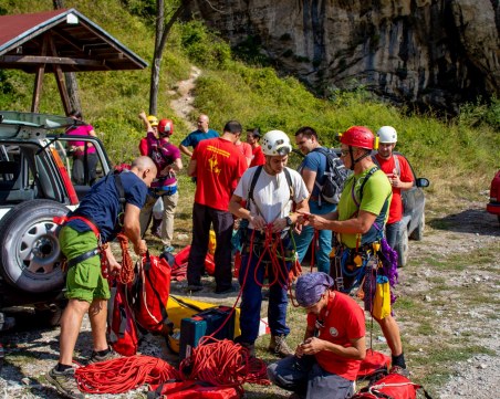 Акция! Пещерни и планински спасители извадиха “пострадал“ от Человешката пещера СНИМКИ