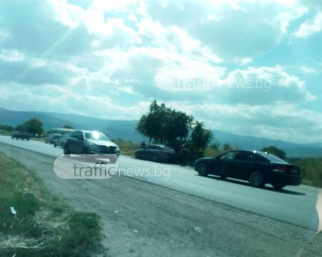 Арест на Околовръстното на Пловдив! Полицаи обискират кола СНИМКИ