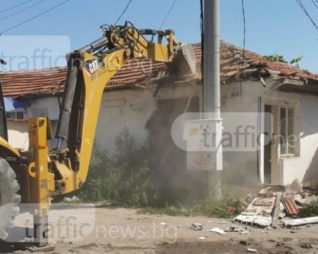 Багери влизат в Шекера, бутат наред незаконните къщи