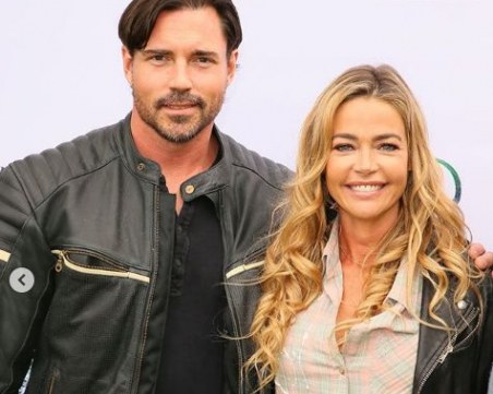 Бившата съпруга на Чарли Шийн се омъжи отново на 47 СНИМКИ