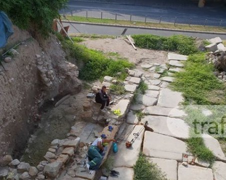 Държавна работа, сладка работа! Общински служител си взе дрямка на разкопки в Пловдив СНИМКИ