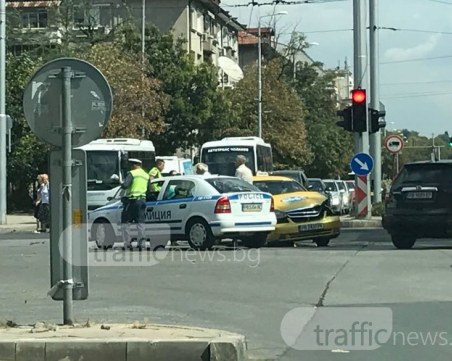 Мерцедес помля такси на кръстовище в Пловдив! Зверско задръстване в района* СНИМКИ