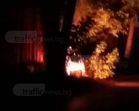 Огнени пламъци избухнаха до бившия завод Чайка ВИДЕО и СНИМКИ