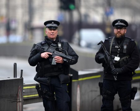 Отцепиха търговски център и гара в Лондон заради инцидент  СНИМКА