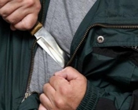 Пиян мъж наръга с нож съпругата си и брат й