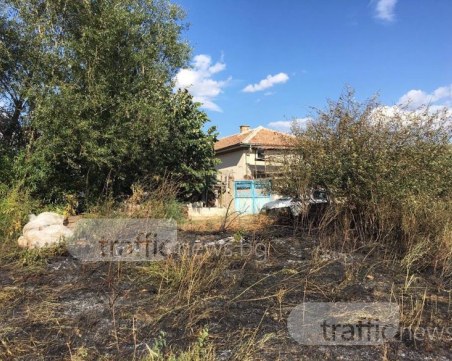 Пожар във Войнягово! Огнените пламъци стигнаха до къщите, стреснаха хората! СНИМКИ